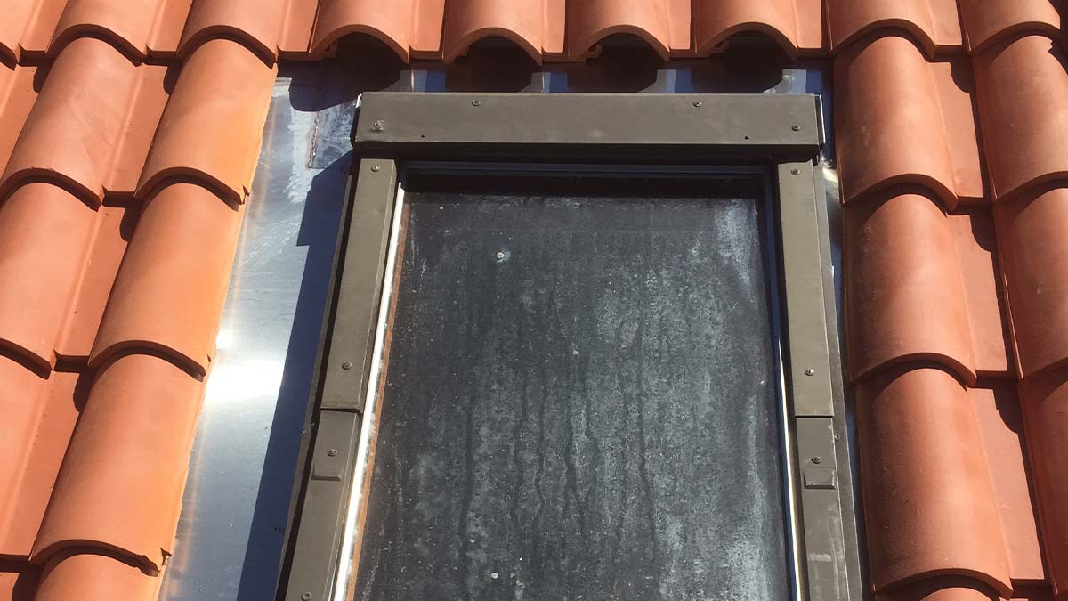 Pose de fenêtre de toit Velux à Toulon par couvreur-zingueur