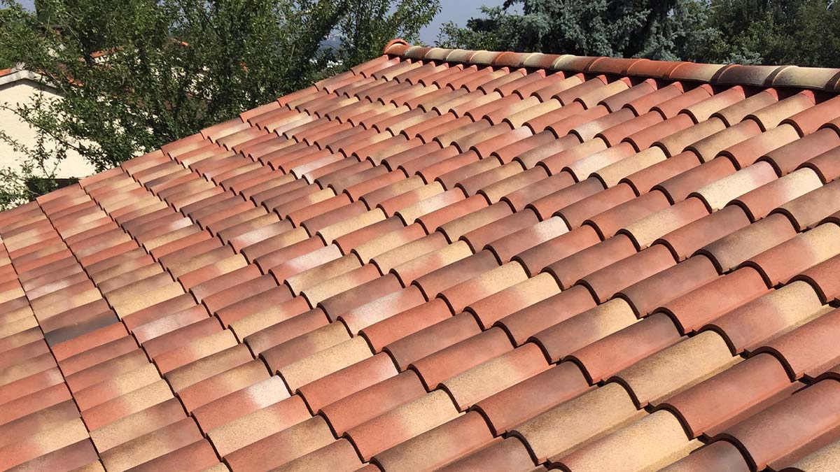 Réparation d'urgence de fuite de toiture dans le Var